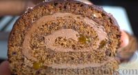 Фото приготовления рецепта: Шоколадный бисквитный рулет с шоколадным кремом и персиковым джемом - шаг №18