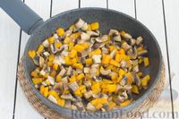 Фото приготовления рецепта: Жареная картошка с тыквой и грибами - шаг №5