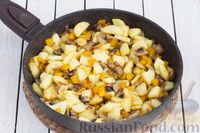 Фото приготовления рецепта: Жареная картошка с тыквой и грибами - шаг №6
