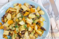 Фото приготовления рецепта: Жареная картошка с тыквой и грибами - шаг №7