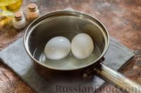 Фото приготовления рецепта: Салат из жареных шампиньонов с консервированным горошком и яйцами - шаг №2