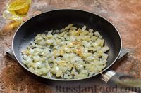 Фото приготовления рецепта: Салат из жареных шампиньонов с консервированным горошком и яйцами - шаг №6