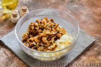 Фото приготовления рецепта: Салат из жареных шампиньонов с консервированным горошком и яйцами - шаг №8