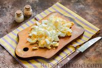 Фото приготовления рецепта: Салат с крабовыми палочками, плавленым сыром и морковью - шаг №3