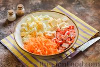 Фото приготовления рецепта: Салат с крабовыми палочками, плавленым сыром и морковью - шаг №7