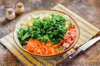 Фото приготовления рецепта: Салат с крабовыми палочками, плавленым сыром и морковью - шаг №8