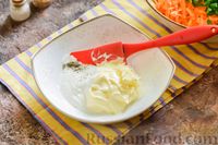 Фото приготовления рецепта: Салат с крабовыми палочками, плавленым сыром и морковью - шаг №9