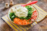 Фото приготовления рецепта: Салат с крабовыми палочками, плавленым сыром и морковью - шаг №11