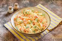 Фото приготовления рецепта: Салат с крабовыми палочками, плавленым сыром и морковью - шаг №12