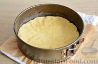 Фото приготовления рецепта: Пирог на кефире, со сливами в шоколадной карамели - шаг №7