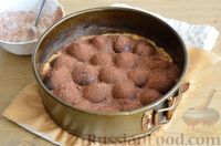 Фото приготовления рецепта: Пирог на кефире, со сливами в шоколадной карамели - шаг №9