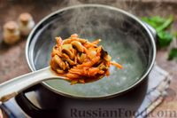 Фото приготовления рецепта: Свекольный суп с шампиньонами и фасолью - шаг №11