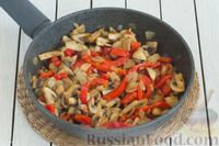 Фото приготовления рецепта: Тыквенный крем-суп с шампиньонами и болгарским перцем - шаг №7