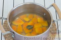 Фото приготовления рецепта: Тыквенный крем-суп с шампиньонами и болгарским перцем - шаг №3