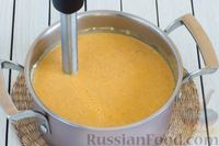 Фото приготовления рецепта: Тыквенный крем-суп с шампиньонами и болгарским перцем - шаг №10