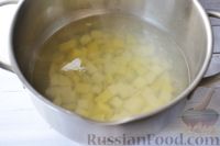 Фото приготовления рецепта: Суп из консервированной рыбы с булгуром и овощами - шаг №3