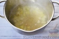 Фото приготовления рецепта: Суп из консервированной рыбы с булгуром и овощами - шаг №5