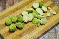 Фото приготовления рецепта: Суп-пюре из брюссельской капусты со сметаной - шаг №4
