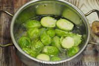 Фото приготовления рецепта: Суп-пюре из брюссельской капусты со сметаной - шаг №5