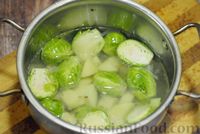 Фото приготовления рецепта: Суп-пюре из брюссельской капусты со сметаной - шаг №7