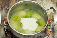 Фото приготовления рецепта: Суп-пюре из брюссельской капусты со сметаной - шаг №13
