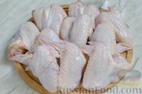 Фото приготовления рецепта: Куриные крылышки, запечённые в клюквенном соусе - шаг №8