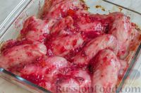 Фото приготовления рецепта: Куриные крылышки, запечённые в клюквенном соусе - шаг №12