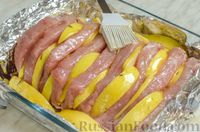 Фото приготовления рецепта: Мясо, запечённое с айвой и мёдом (в фольге) - шаг №7