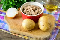 Фото приготовления рецепта: Рыбный салат с картофелем и луком - шаг №1