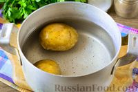 Фото приготовления рецепта: Рыбный салат с картофелем и луком - шаг №2