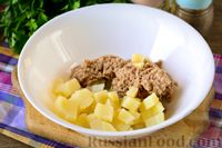 Фото приготовления рецепта: Рыбный салат с картофелем и луком - шаг №6