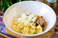 Фото приготовления рецепта: Рыбный салат с картофелем и луком - шаг №7