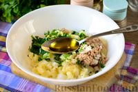 Фото приготовления рецепта: Рыбный салат с картофелем и луком - шаг №9
