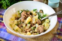 Фото приготовления рецепта: Рыбный салат с картофелем и луком - шаг №10
