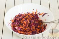 Фото приготовления рецепта: Салат из краснокочанной капусты с морковью, сыром фета и семенами льна - шаг №6