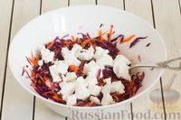 Фото приготовления рецепта: Салат из краснокочанной капусты с морковью, сыром фета и семенами льна - шаг №7