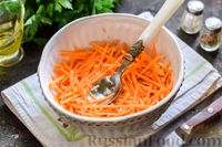 Фото приготовления рецепта: Мясной салат с консервированной фасолью, кукурузой, сладким перцем и морковью по-корейски - шаг №7
