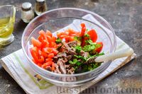 Фото приготовления рецепта: Мясной салат с консервированной фасолью, кукурузой, сладким перцем и морковью по-корейски - шаг №10