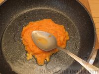 Фото приготовления рецепта: Закусочный тыквенный торт с соусом из майонеза, чеснока и укропа - шаг №7