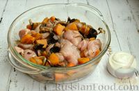 Фото приготовления рецепта: Запеканка с курицей, тыквой и грибами - шаг №10