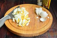Фото приготовления рецепта: Салат с ветчиной, кукурузой, маринованными шампиньонами и оливками - шаг №3