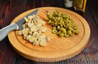 Фото приготовления рецепта: Салат с ветчиной, кукурузой, маринованными шампиньонами и оливками - шаг №5