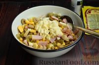 Фото приготовления рецепта: Салат с ветчиной, кукурузой, маринованными шампиньонами и оливками - шаг №7