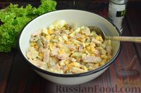 Фото приготовления рецепта: Салат с ветчиной, кукурузой, маринованными шампиньонами и оливками - шаг №8