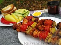 Фото к рецепту: Шашлык из куриной грудки, грибов и овощей