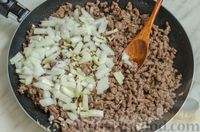 Фото приготовления рецепта: Капустная запеканка с говяжьим фаршем, рисом и помидорами - шаг №7