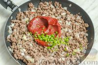 Фото приготовления рецепта: Капустная запеканка с говяжьим фаршем, рисом и помидорами - шаг №9