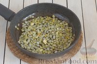 Фото приготовления рецепта: Постные кукурузные лепёшки с жареным луком и зеленью (на сковороде) - шаг №4