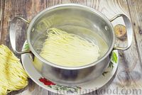 Фото приготовления рецепта: Суп с брюссельской капустой, фасолью и лапшой - шаг №8