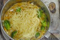Фото приготовления рецепта: Суп с брюссельской капустой, фасолью и лапшой - шаг №11